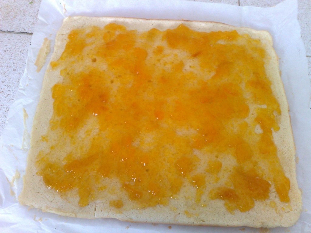 Rulada cu dulceata de piersici