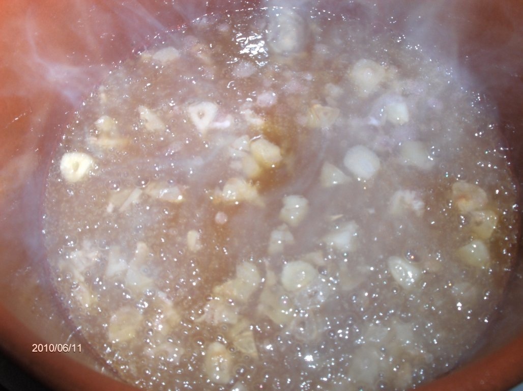 Creveti  in vin rosé si sos picant de usturoi