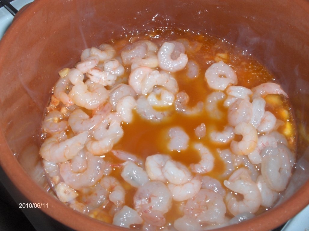 Creveti  in vin rosé si sos picant de usturoi