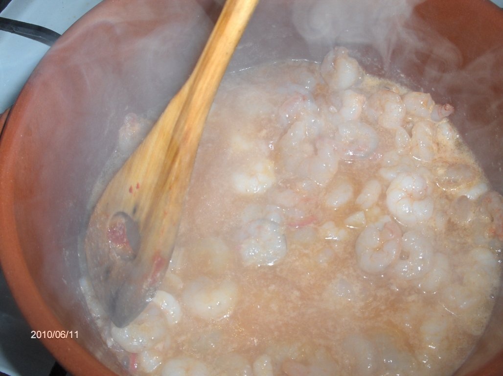 Creveti  in vin rosé si sos picant de usturoi