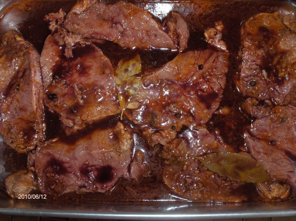 Muschi in vin rosu la cuptor(Lombo Pimenta  no forno)