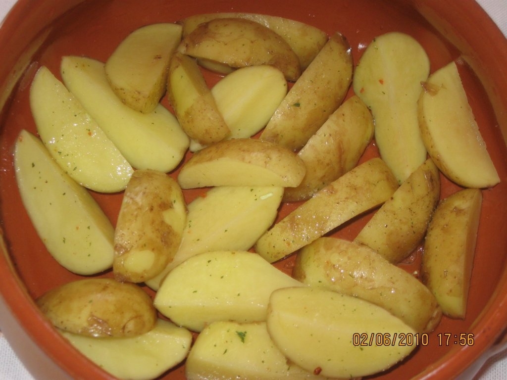 Pulpe de pui cu cartofi noi la cuptor