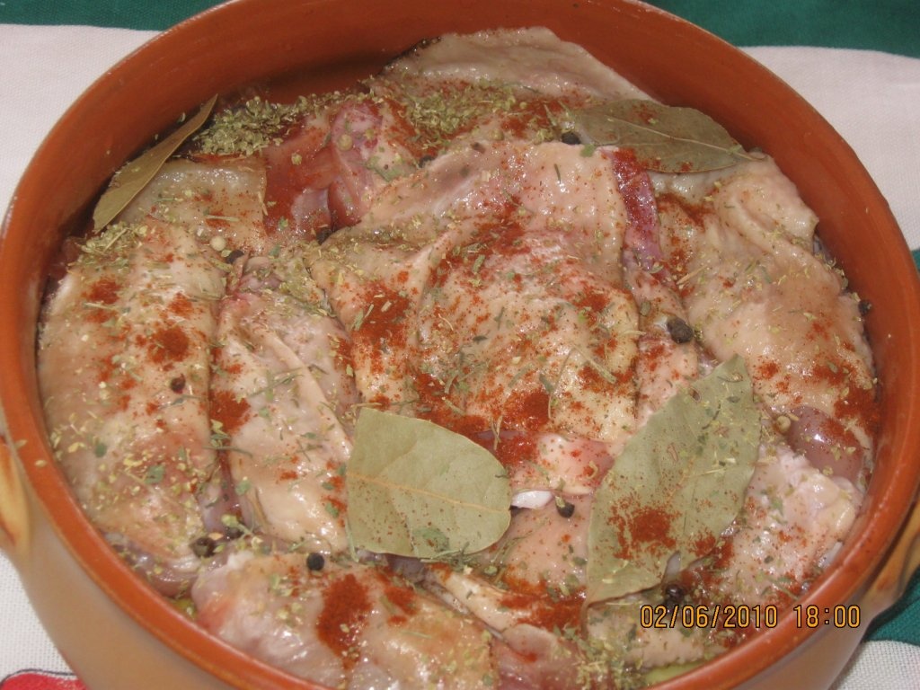 Pulpe de pui cu cartofi noi la cuptor