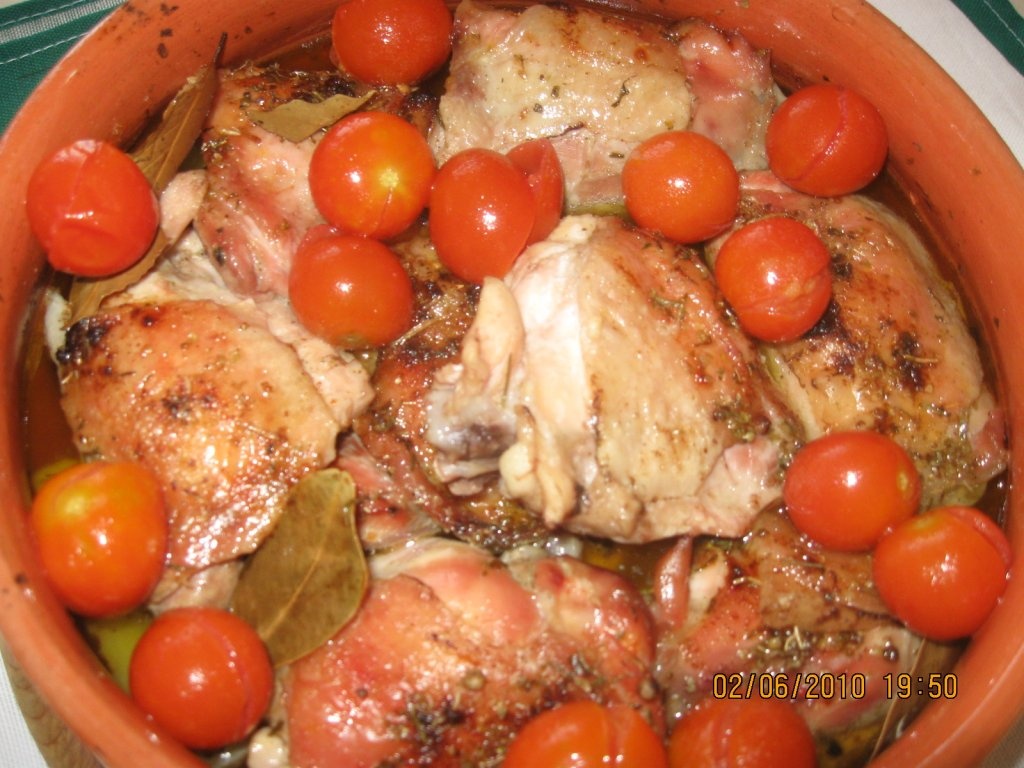 Pulpe de pui cu cartofi noi la cuptor