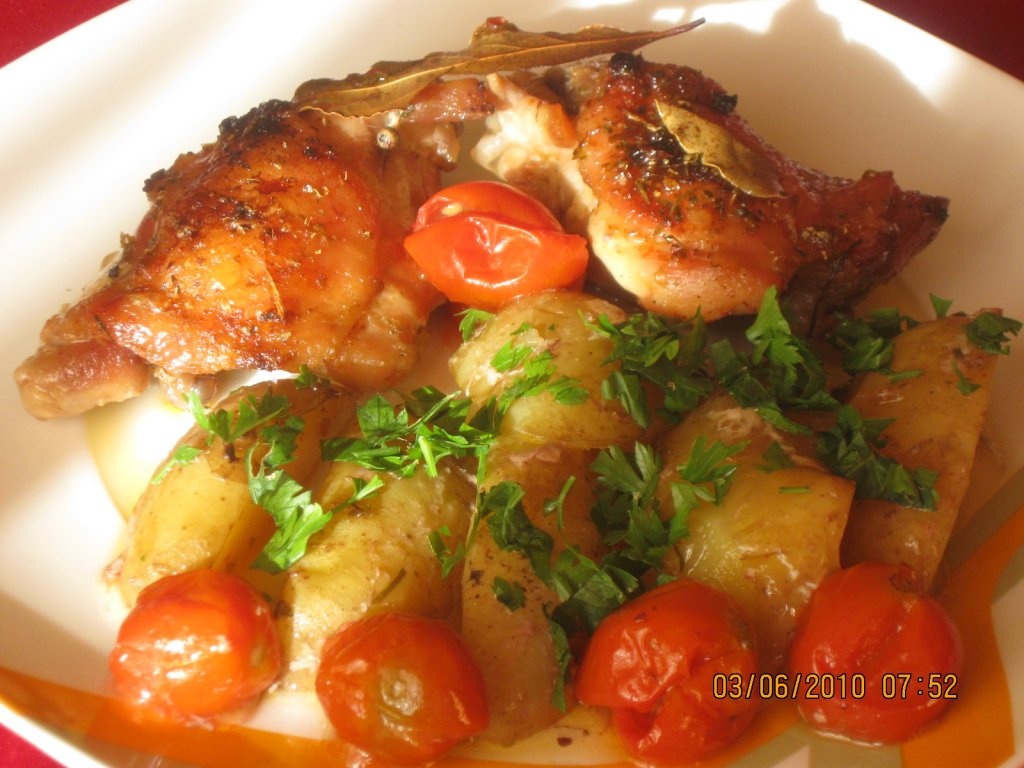 Pulpe de pui cu cartofi noi la cuptor