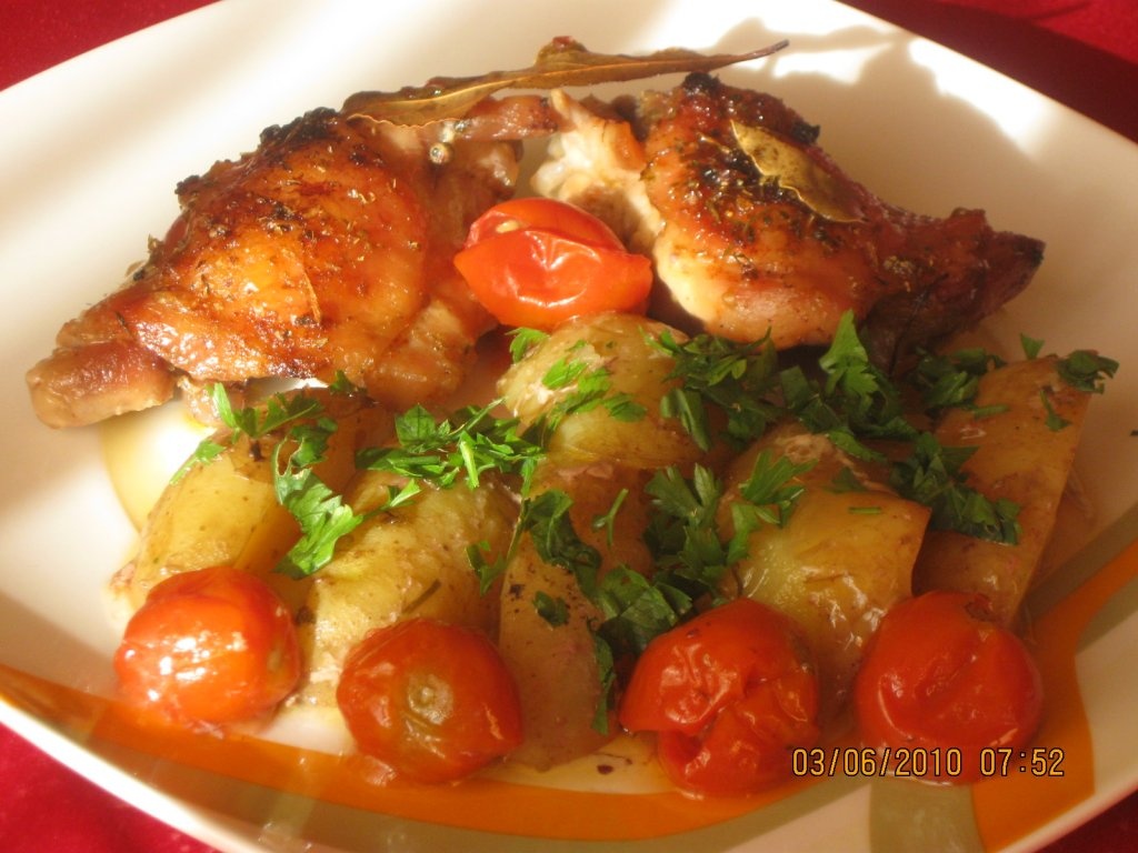 Pulpe de pui cu cartofi noi la cuptor