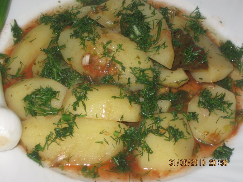 Mancare de cartofi noi cu marar in vas roman