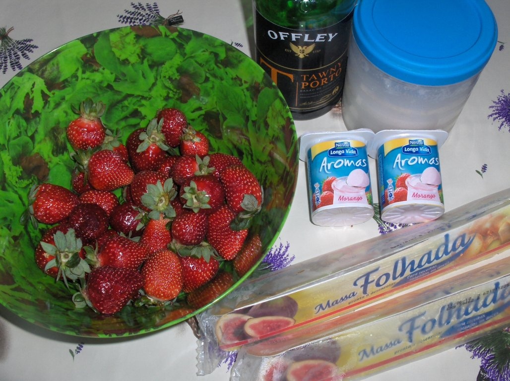 Foietaje simple cu cremã de cãpsuni (Folhadinhos de Morangos)