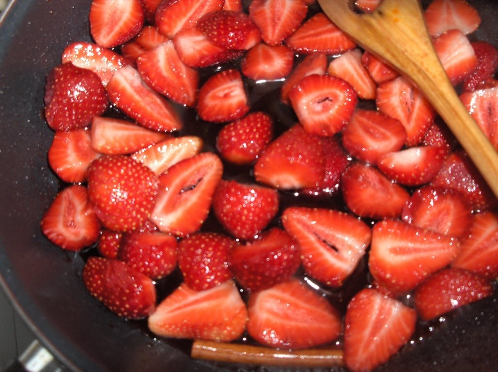 Foietaje simple cu cremã de cãpsuni (Folhadinhos de Morangos)