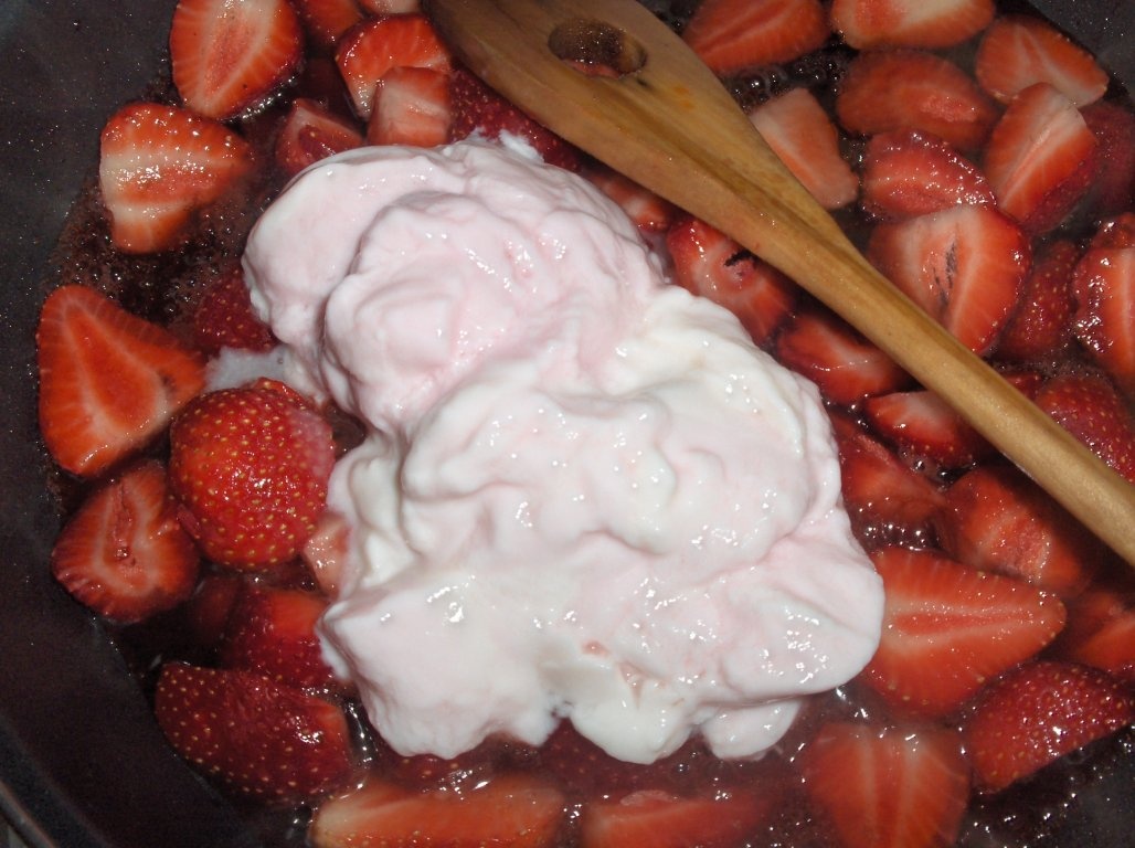 Foietaje simple cu cremã de cãpsuni (Folhadinhos de Morangos)