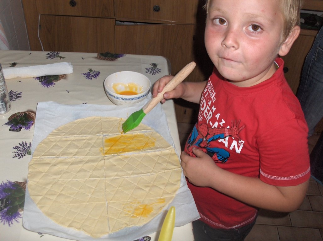 Foietaje simple cu cremã de cãpsuni (Folhadinhos de Morangos)