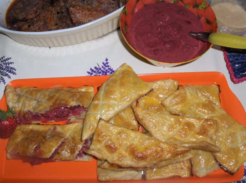 Foietaje simple cu cremã de cãpsuni (Folhadinhos de Morangos)