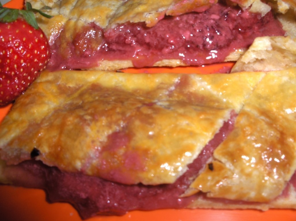 Foietaje simple cu cremã de cãpsuni (Folhadinhos de Morangos)