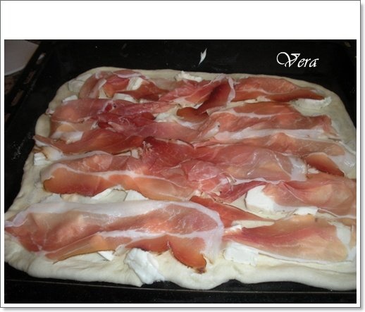 Focaccia cu branza si speck