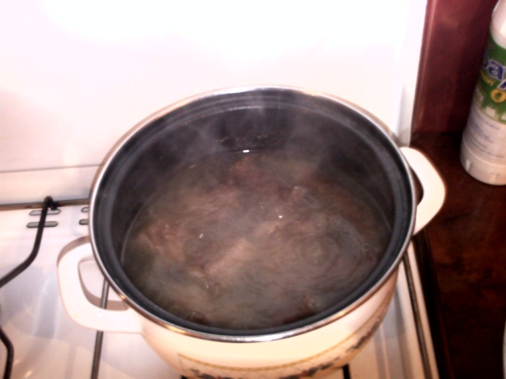 Intinsoare alba cu grostior si carnat de porc