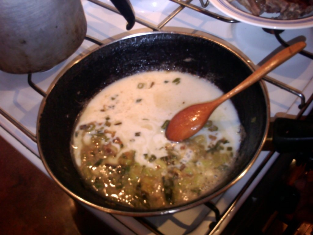 Intinsoare alba cu grostior si carnat de porc