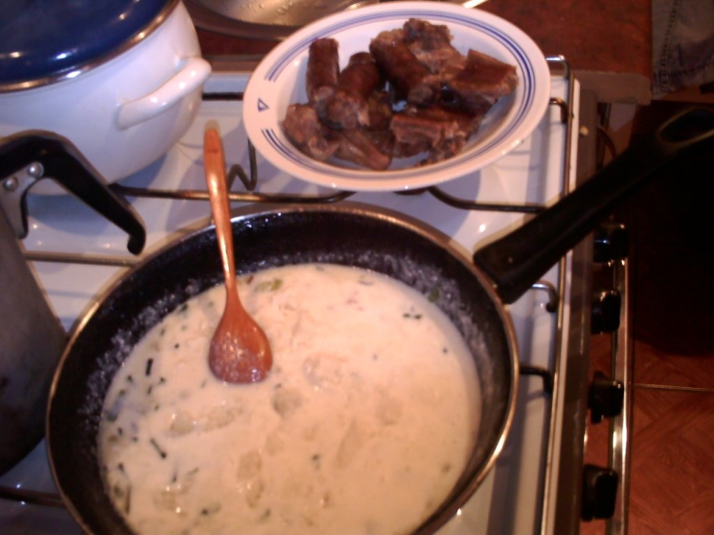 Intinsoare alba cu grostior si carnat de porc