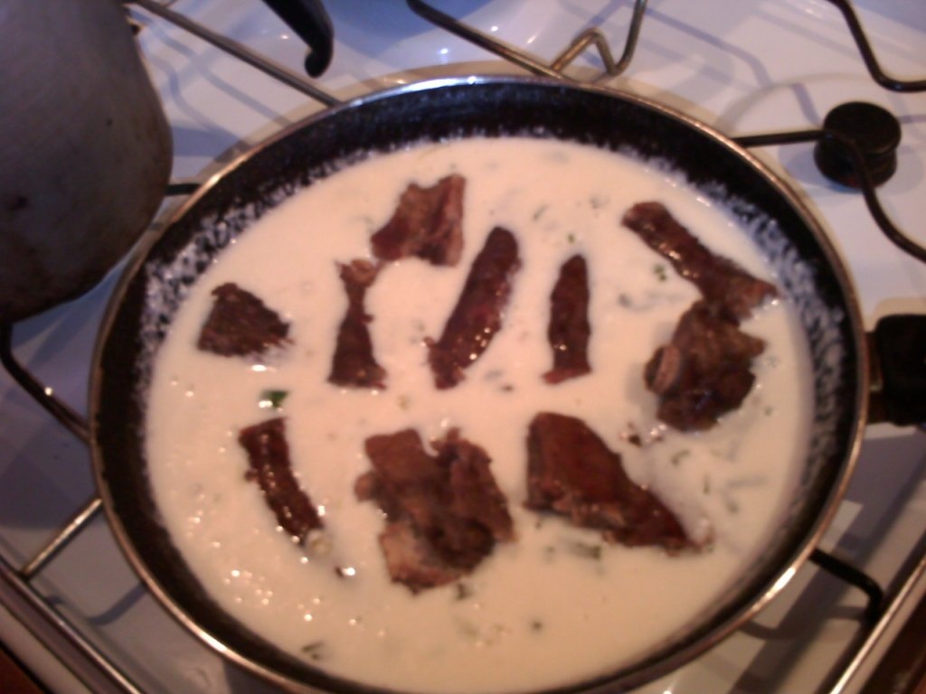 Intinsoare alba cu grostior si carnat de porc