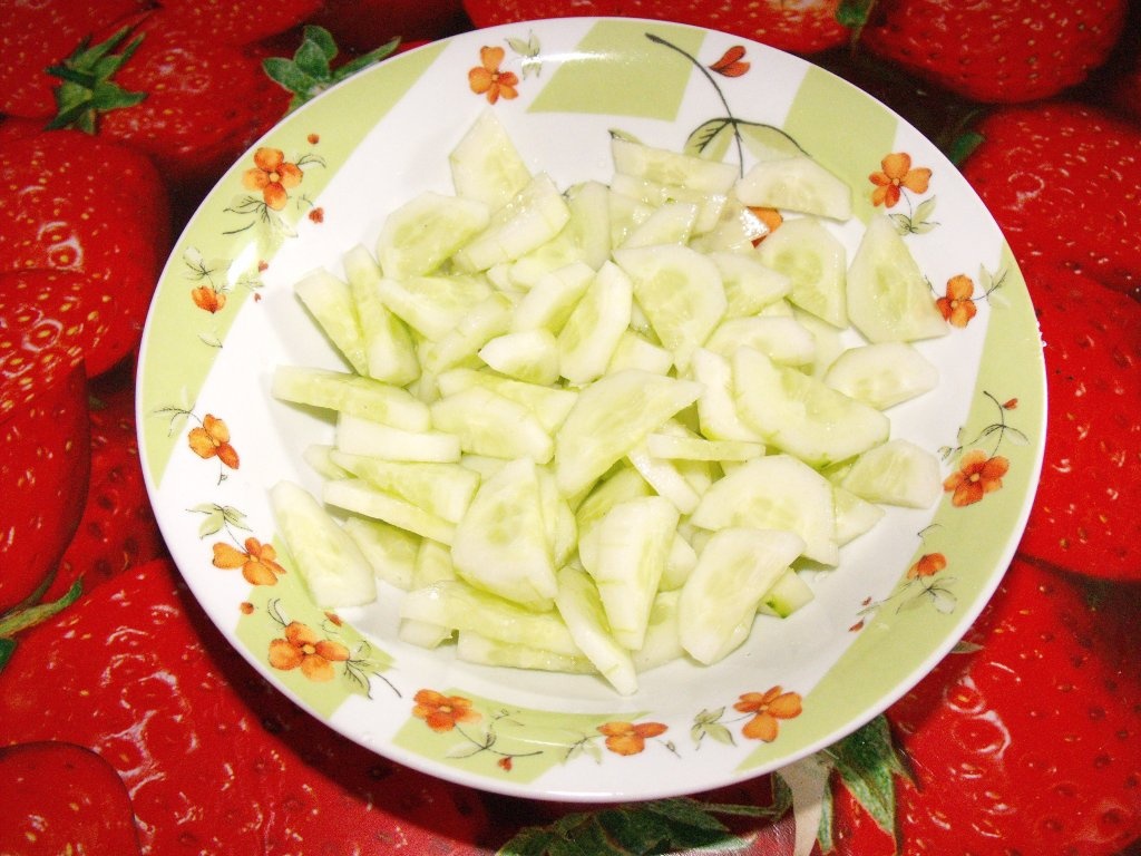Salata de castraveti proaspeti