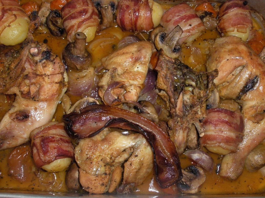 Pui îmbãtat cu bere si cartofii noi înveliti în bacon la cuptor