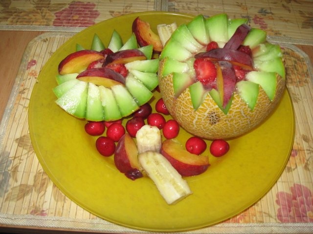 Salata de fructe in cupe de pepene galben