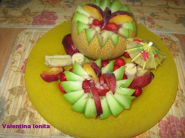 Salata de fructe in cupe de pepene galben