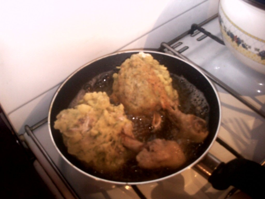 Pulpe de pui prajite in piure de cartofi