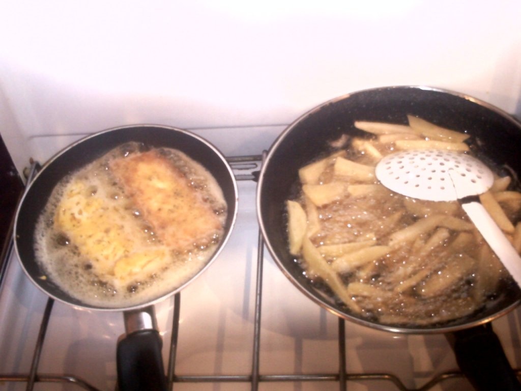 Pulpe de pui prajite in piure de cartofi