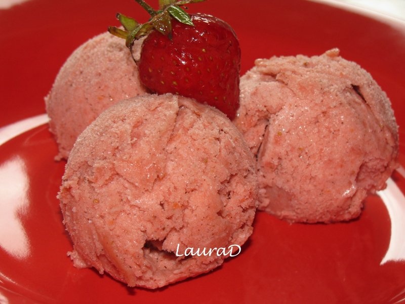 Sorbet parfumat de capsuni
