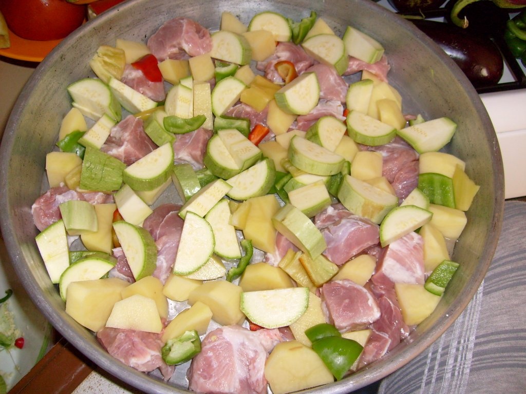 Legume la cuptor cu carne de porc