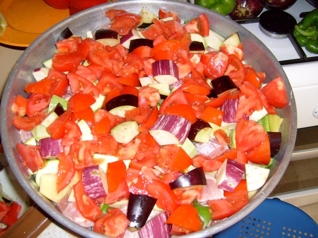 Legume la cuptor cu carne de porc