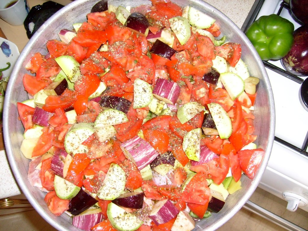 Legume la cuptor cu carne de porc