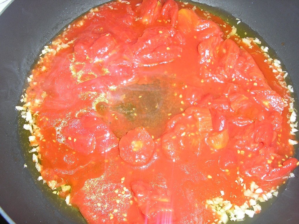 Fusili cu sos de rosii si busuioc