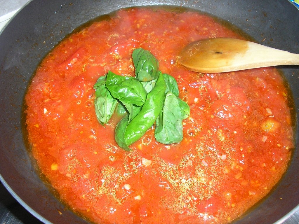 Fusili cu sos de rosii si busuioc