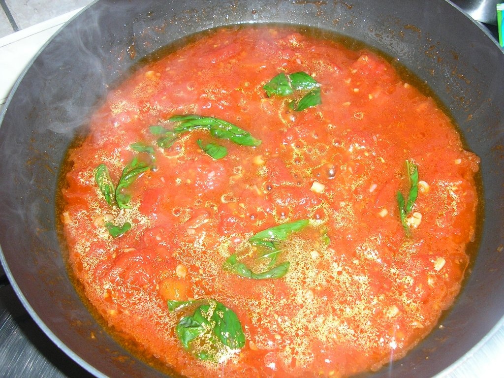 Fusili cu sos de rosii si busuioc