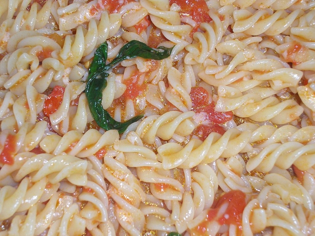 Fusili cu sos de rosii si busuioc