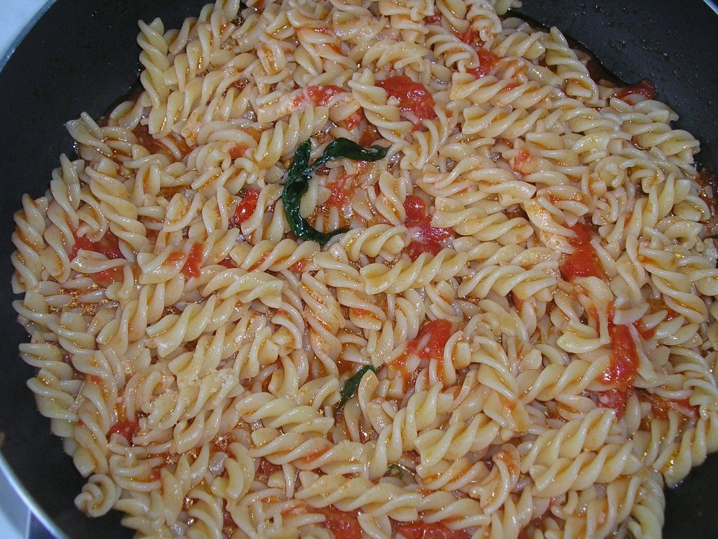 Fusili cu sos de rosii si busuioc