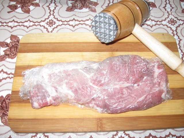 Friptura de vitel cu sos rosu si tarhon