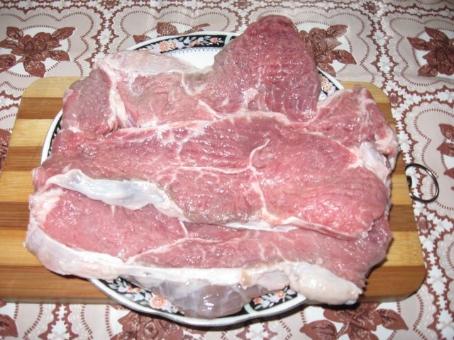 Friptura de vitel cu sos rosu si tarhon