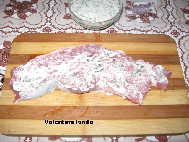 Friptura de vitel cu sos rosu si tarhon