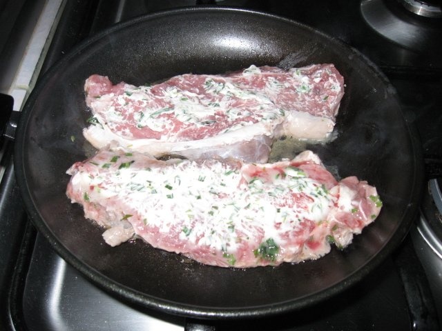 Friptura de vitel cu sos rosu si tarhon