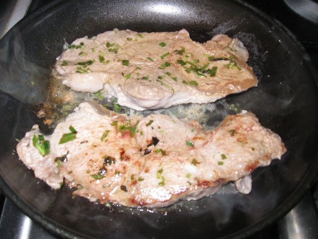 Friptura de vitel cu sos rosu si tarhon