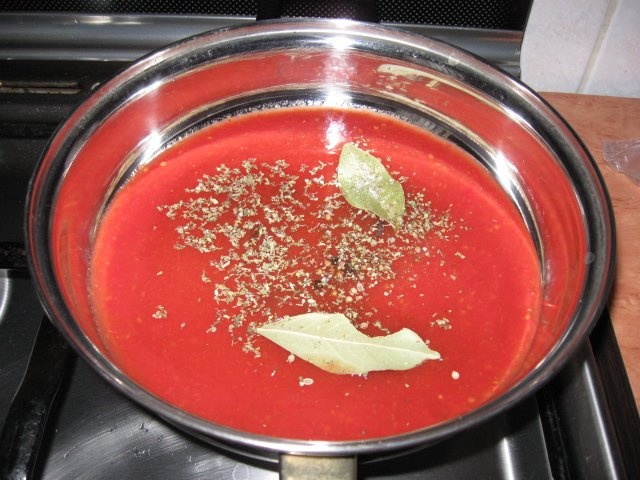 Friptura de vitel cu sos rosu si tarhon