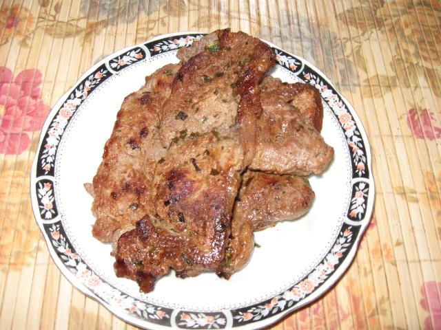 Friptura de vitel cu sos rosu si tarhon