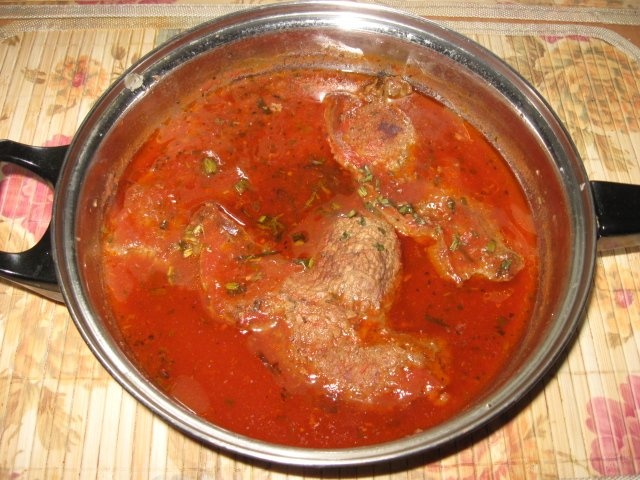 Friptura de vitel cu sos rosu si tarhon