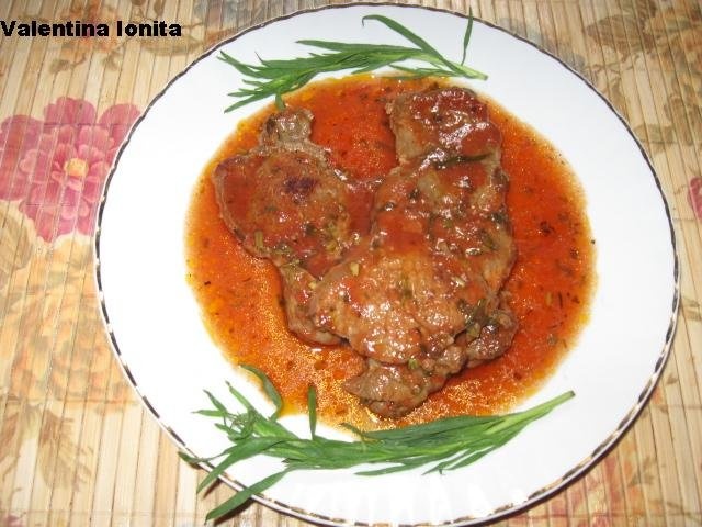 Friptura de vitel cu sos rosu si tarhon