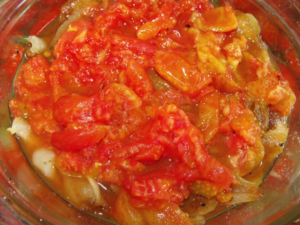 Salata de ardei copti cu rosii si usturoi