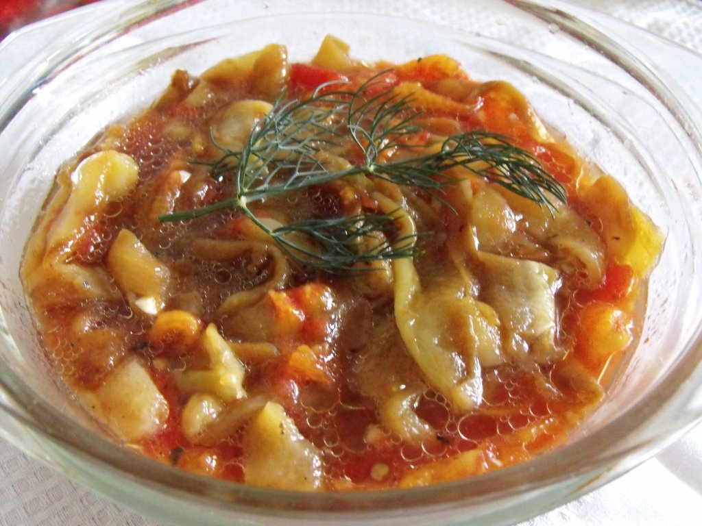 Salata de ardei copti cu rosii si usturoi