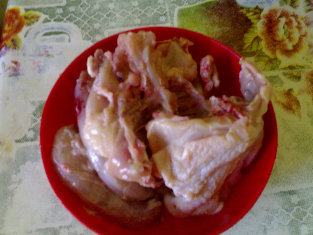 Supa de pui in suc de rosii, cu boabe de strugure verde