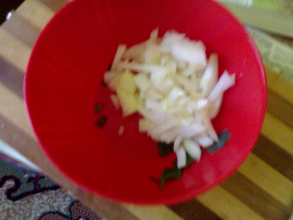 Supa de pui in suc de rosii, cu boabe de strugure verde